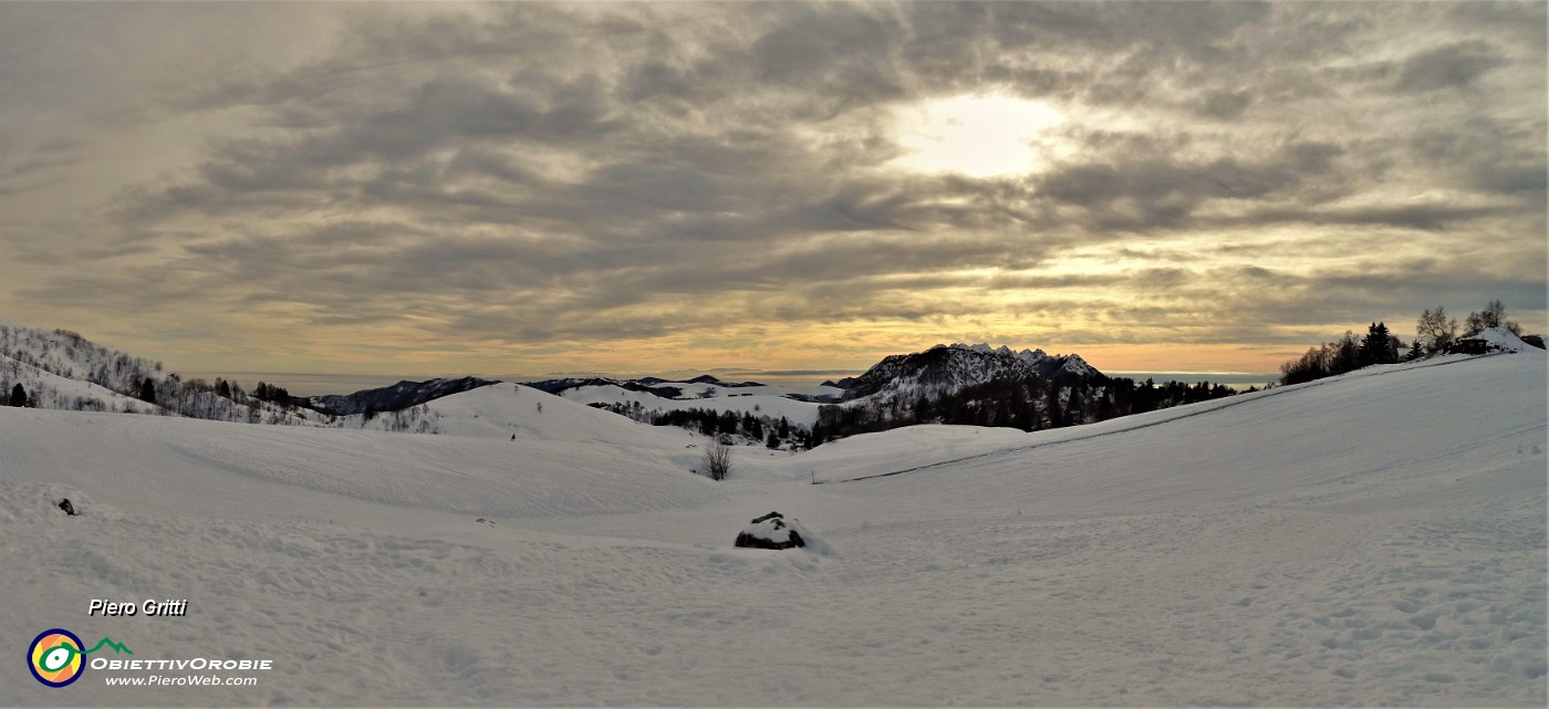 57 Piani d'Artavaggio innevati con vista in Resegone-Zuc di Maesimo.jpg